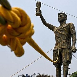 Safety Fears Force Removal of Swaying 70ft Lionel Messi Statue in Kolkata